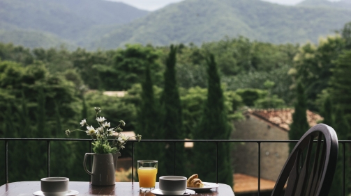 breakfast-wooden-table-with-natural-view (1)