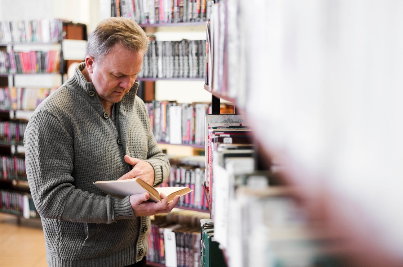 focused-senior-man-looking-book (1)